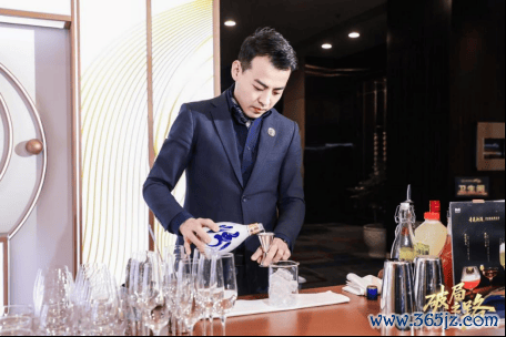 图：调酒师用青花汾酒30回应版升级款为宾客制作鸡尾酒