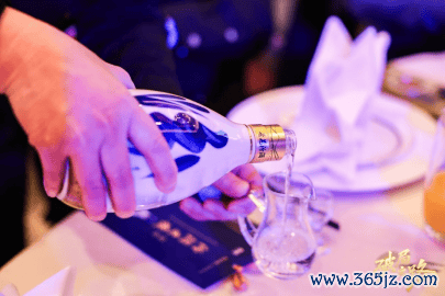 图：晚宴饮用青花汾酒30·回应版升级款